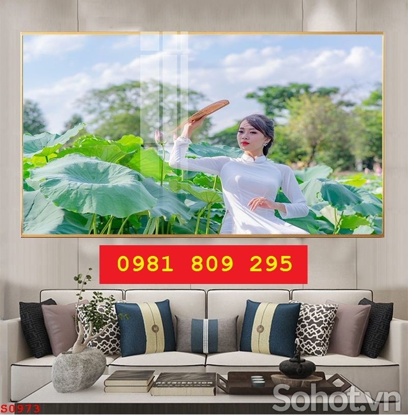 Gạch tranh ốp phòng khách hoa sen