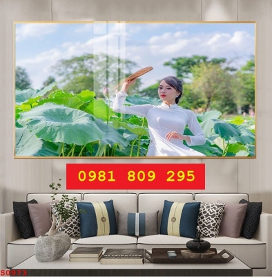 Gạch tranh ốp phòng khách hoa sen